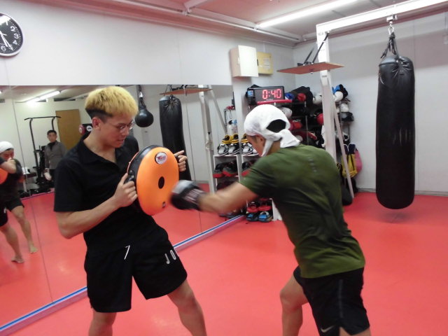 土曜日の野口紘志トレーナーのキックボクシング技術クラスでスキルアップ！