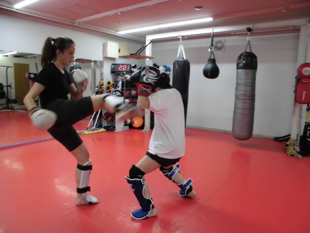 女子キックボクシング選手も始動です。